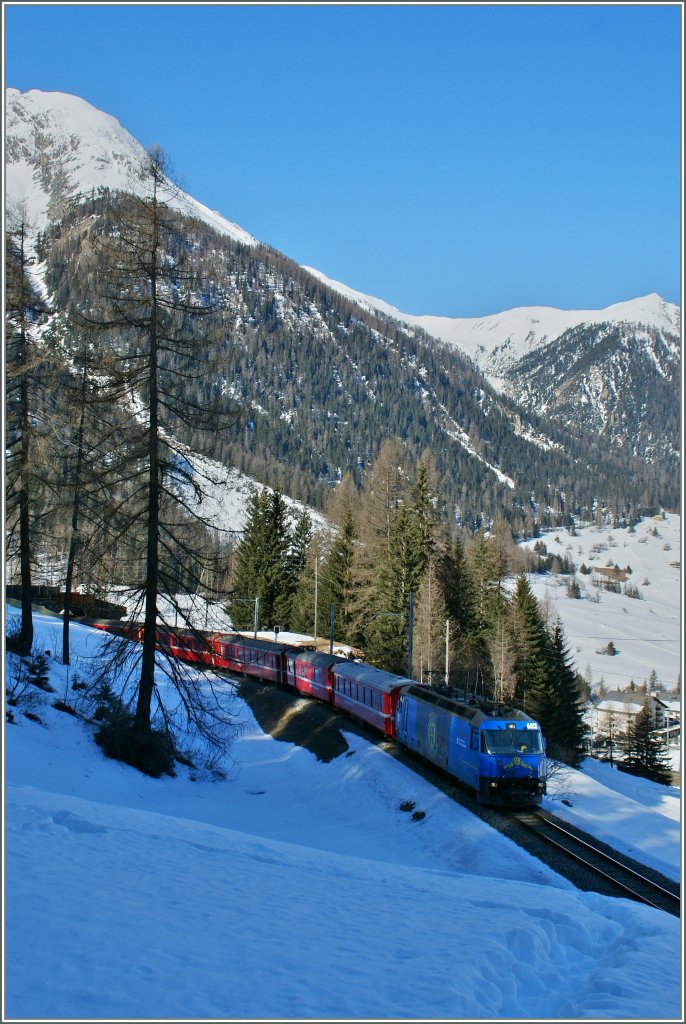 Nach dem ersten Kehrtunnel hat die Ge 4/4 III 652 die mittlere Stufe erreicht.
16. M�rz 2013