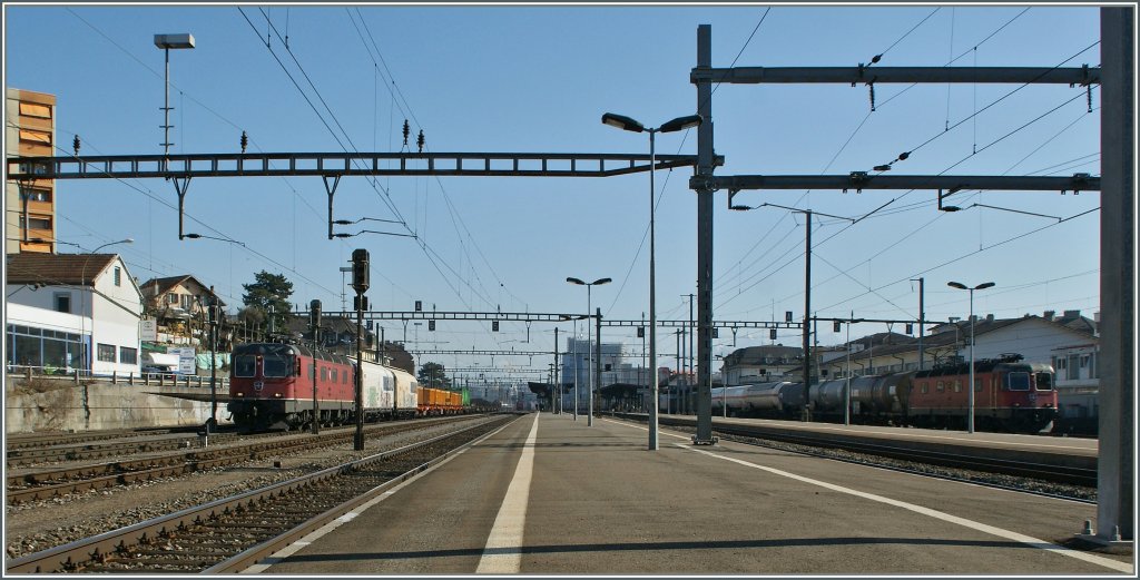 Nicht gerade ein Top-Bild, aber wann gibt es schon zwei Re 6/6 in Paralelfahrt zu sehen (und zu fotografieren)?
Renens VD, den 2. M�rz 2012