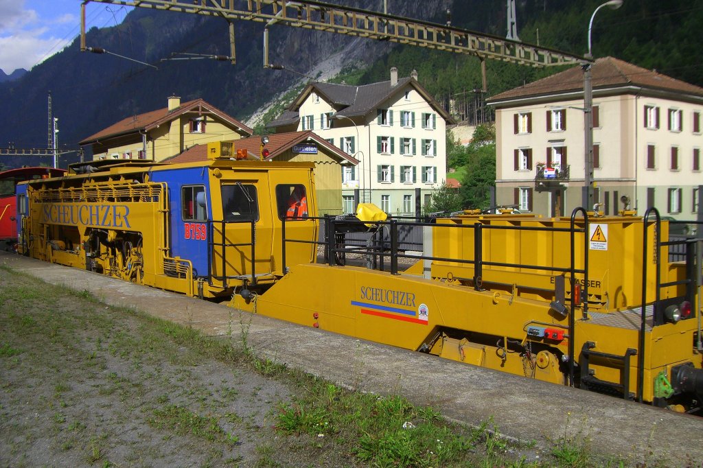 Nivellier-Richt-Stopfmaschine B 759 der Fa. Scheuchzer f�r Normalspur.
Hersteller: Plasser & Theurer, Maschinentyp:08-16/90, am 29.07.2007 im Bahnhof Gurtnellen.
