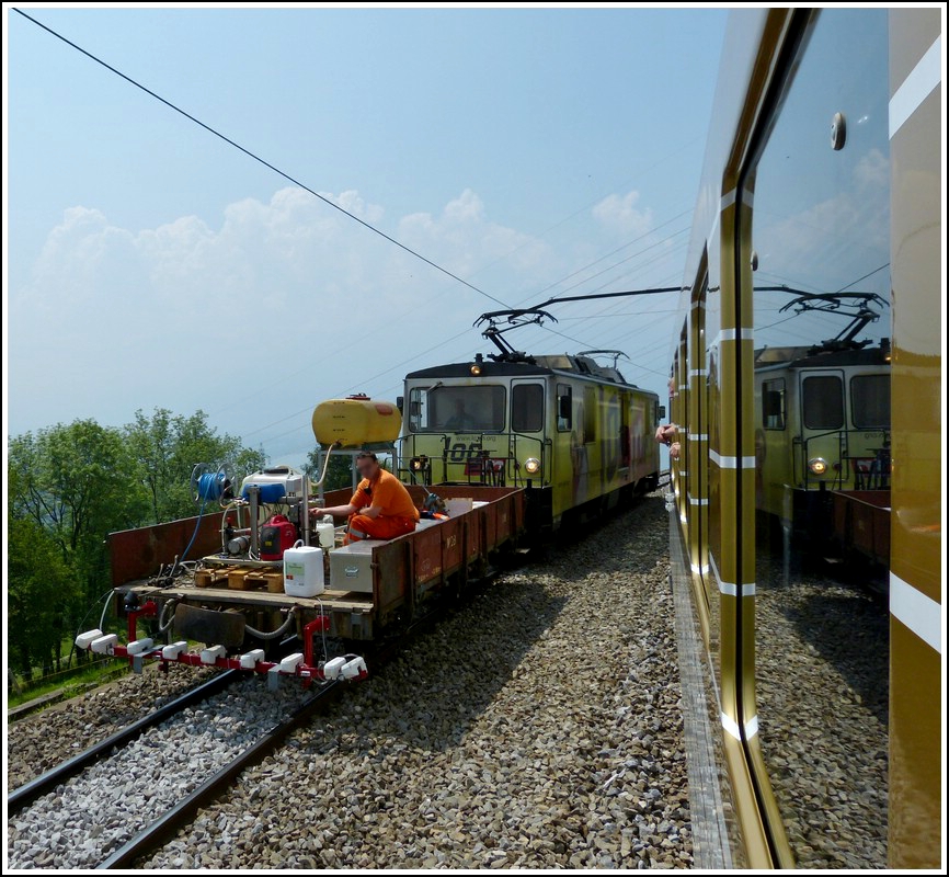 Noch eine Zugbegegnung mit versemmelter Spiegelung. ;-) Der Goldenpass Classic begegnet am 25.05.2012 dem MOB Unkrautvernichtungszug in der N�he von Chamby. (Jeanny)