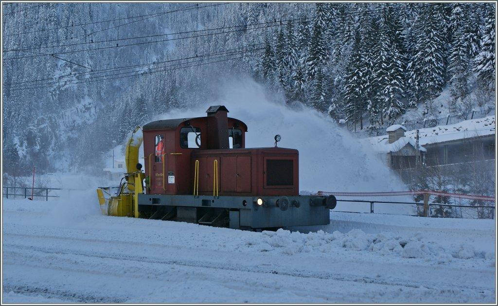 Nochmals wird Schnee ger�umt: die XTm 104 in G�schenen am 12.12.12.