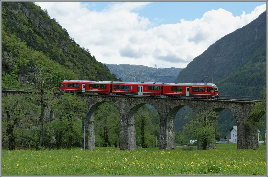 Ospizio Bernina gef�llt uns so gut, dass wir es nie schaffen, dar�ber hinaus weiter s�dw�rts zu fahren - also musst ich f�r dieses Bild ein Trick anwenden: Ich reiste via Milano von S�den her an: Ein Allegra dreht auf dem Brusio Kreisviadukt zum Fest  100 Jahre Berninabahn  eine Ehrenrunde.
8. Mai 2010

  