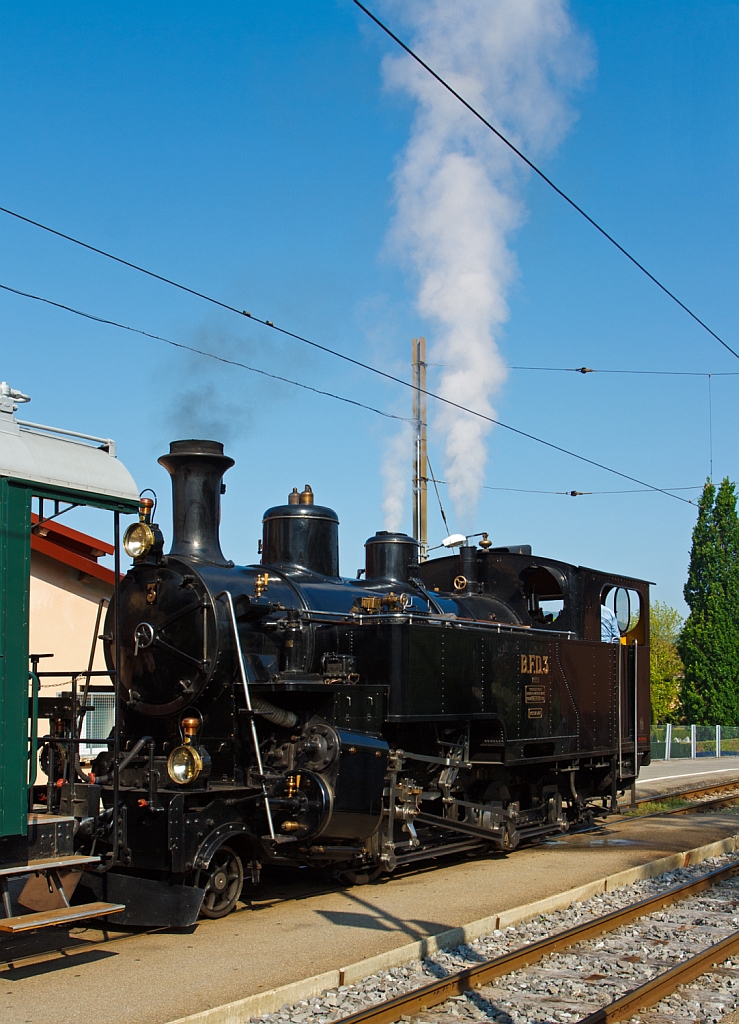 Pfingstdampf Festival bei der Museumsbahn Blonay-Chamby - Die HG 3/4 Zahnraddampflok B.F.D.  N� 3  (Brig–Furka–Disentis-Bahn) steht mit Ihrem Zug am 27.05.2012 im Bahnhof Blonay zur Weiterfahrt nach Vevey bereit. 
Diese Lok wurde 1913 von SLM unter der Fabriknummer 2317 gebaut. Insgesamt wurden zehn dieser Loks des Typs HG 3/4 ab 1913 durch die Brig–Furka–Disentis-Bahn beschafft. Die von der Schweizerischen Lokomotiv- und Maschinenfabrik Winterthur (SLM) gebauten Zahnradlokomotiven kamen nach ihrer Ausmusterung in der Schweiz auch in Frankreich und Vietnam zum Einsatz, diese hier kam 1969 zur Museumsbahn B-C. Bis heute sind vier Exemplare betriebsf�hig erhalten, drei davon bei der Dampfbahn Furka-Bergstrecke (DFB). Weiterhin gingen �berreste der der Nr. 2 und 8 Vietnam wieder zur BFD. 