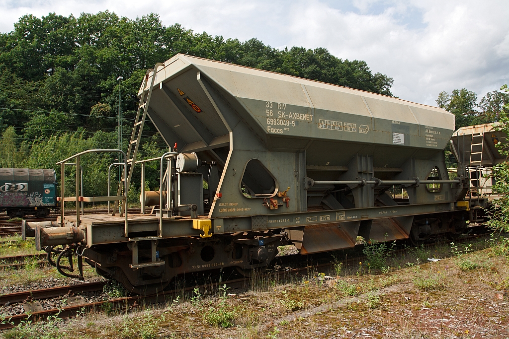 Sch�ttgutwagen Faccs 407.0 der slowakischen Vermietungsfirma AX Benet, abgestellt am 28.08.2011 in Betzdorf/Sieg.