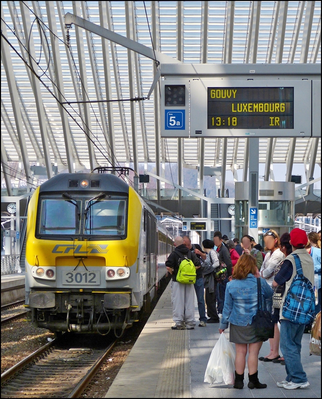 Sogar Sonntags ist der Andrang gro� am Bahnsteig in Li�ge Guillemins, wenn der IR 117 nach Luxembourg einf�hrt und trotzdem soll die Strecke nach Gouvy stillgelegt werden, da das Fahrgastaufkommen anscheinend zu gering ist. 25.03.2012 (Jeanny) 