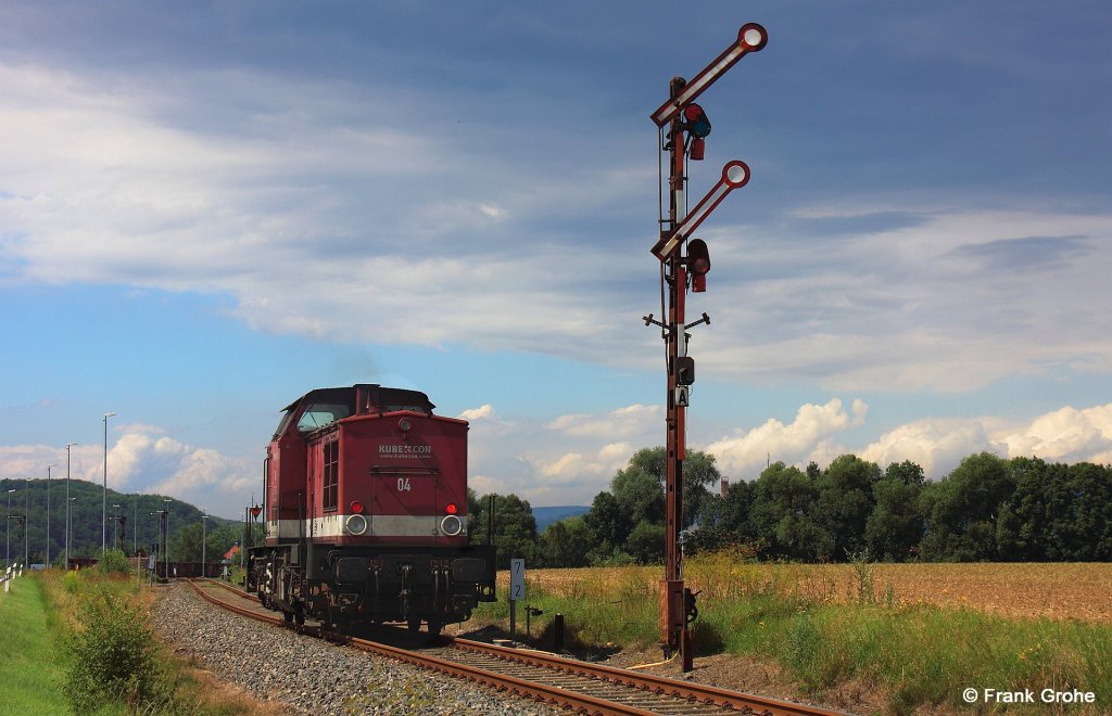 speziell (aber nat�rlich nicht nur) f�r Stefan: die Variante der V 100 mit mehr Abstand zum Signal: 
V 100 KCL 202 787-8, KUBE CON logistics GmbH Lok Nr. 4 auf Leerfahrt von Sangerhausen nach Rottleberode S�d, ex KBS 592 Berga-Kelbra - Stolberg (Harz), fotografiert am Einfahrtsignal Rottleberode S�d am 03.08.2012