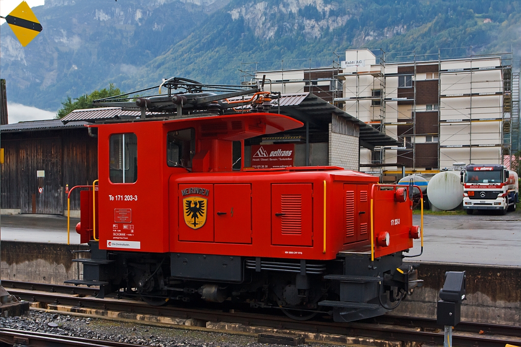 Te 171 203-3 (ex SBB Te III - 203)   Meiringen  der zb (Zentralbahn) abgestellt am 29.09.2012 im Bahnhof Meiringen. 
Die Te III wudde 1959 von der SLM unter der Fabriknummer 4399 gebaut, der elektrische Teil ist von der MF Oelikon (Z�rich). Das Wappen stammt von der 1994 ausrangiert und abgebrochen HGe 4/4 I - 1991.  
Techn.Daten der Te 171: Spurweite 1.000 mm >  H�chstgeschwindigkeit  60 km/h  > Achsfolge  Bo  > L�nge �ber Puffer  6.05 m  > Gewicht  26.0 t 