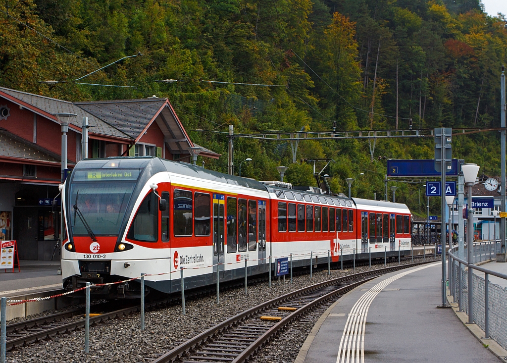 Triebzug ABe 130 010-2 (ein  Stadler SPATZ = Schmalspur PAnorama TriebZug) der Zentralbahn als Regionalbahn nach Interlaken Ost, hier am 29.09.2012 beim Halt im Bahnhof Brienz. 
Dieser Schmalspur Panorama Triebzug (Typ ABe 4/8), Baujahr 2005,  die Achsformel ist 2'Bo'Bo'2, er hat eine Spurweite von 1.000 mm und H�chstgeschwindigkeit von 100 km/h.