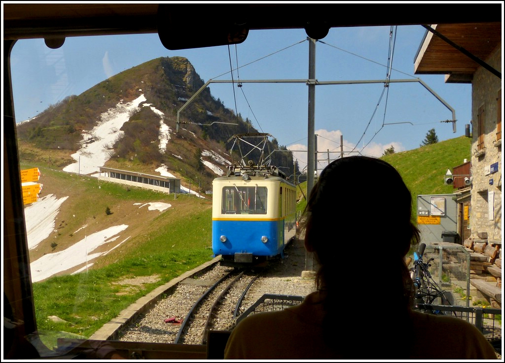 Unserer Lokf�hrerin zu den Rochers de Naye �ber die Schulter geschaut. 26.05.2012 (Jeanny)