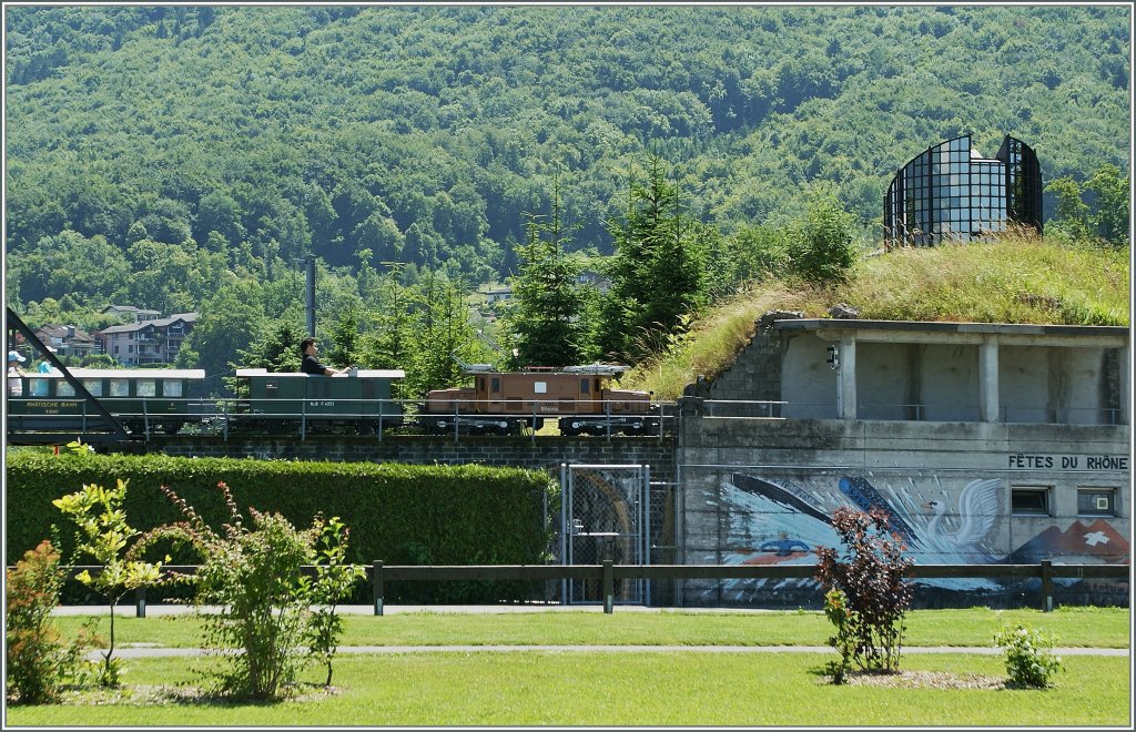 Wem die T Gauge zu klein ist, f�r den gibt es den  Swiss Vapeur Parque  in Bouveret, hier f�hrt gerade eine Rh.B. Ge 6/6 411 vorbei.
1. Juli 2013