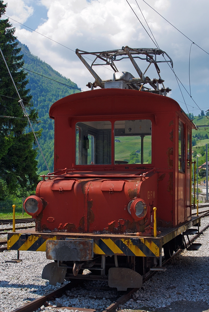 Wie ein H�ufchen Elend - Die 1000mm Rangierlok Te 2/2 No. 12 der GFM (Chemins de fer fribourgeois Gruy�re–Fribourg–Morat) heute TPF, ex CEG Ge 2/2 501, steht am 28.05.2012 in Montbovon. Die wurde 1912 (somit ist sie 100 Jahre) von Alioth gebaut, hat eine Leistung von 74 KW und eine H�stgeschwindigkeit von 50 km/h.
