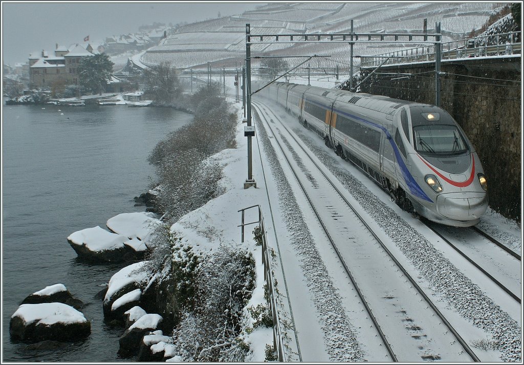 Wie schon anderswo verlautet, gefallen mir  silberne  Z�ge gut; nun bin ich hier auf ein �lteres Bild gesto�en, welches einen SBB ETR 610 in der Ursprungslackierung zeigt. 
4. Jan. 2010