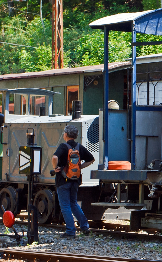 Worauf der nette Fotograf wohl wartet? 
Am 27.05.2012 im Museum Chaulin der Museumsbahn Blonay–Chamby.