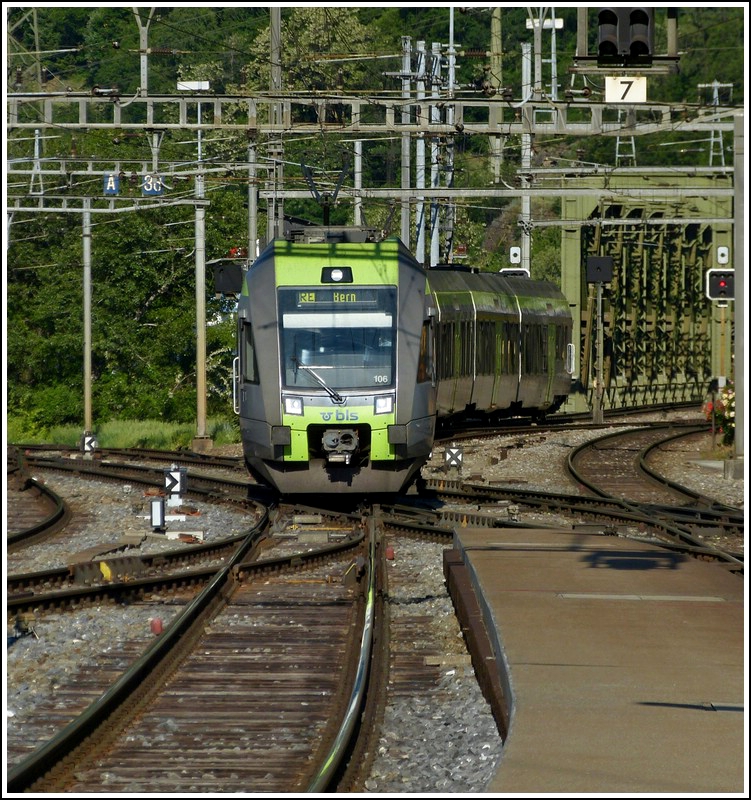 Zwei RABe 535 (L�tschberger und L�tschbergerin) fahren am 25.05.2012 in den Bahnhof von Brig ein. Auch wenn dieses Bild schon 3 Tage im Voraus gemacht wurde, so erinnert der Zug doch an die sch�ne Fahrt �ber den L�tschberg am 28. Mai. (Hans)