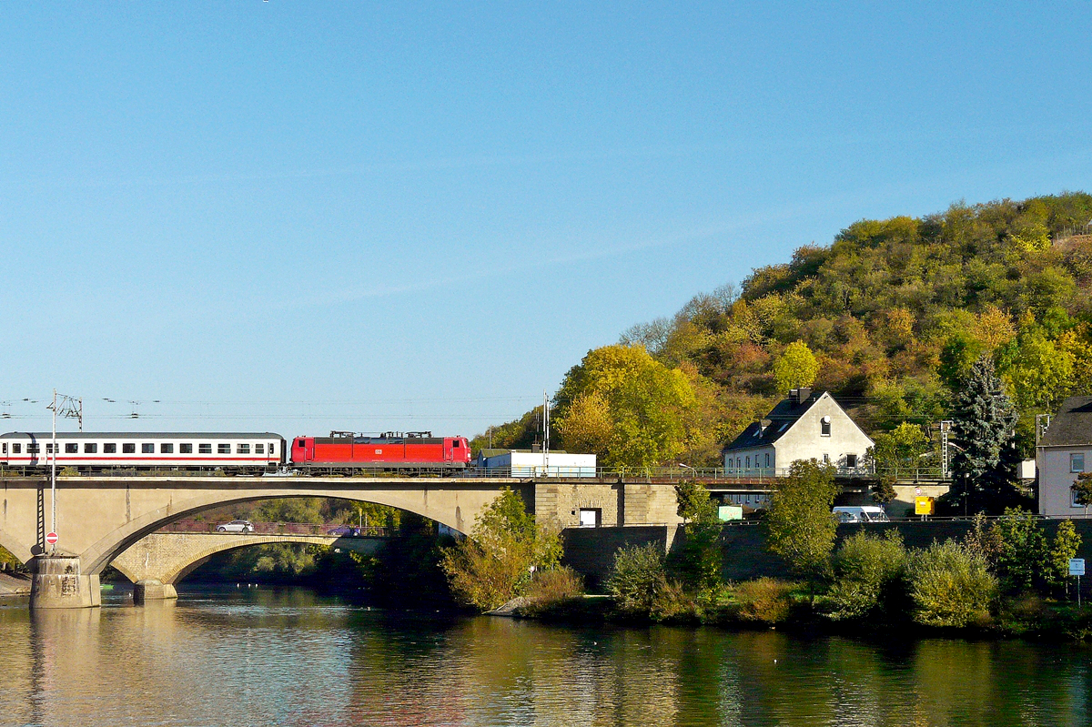 . Abgeb�gelt rollt eine unerkannt gebleibene Lok der DB BR 181.2 mit einem IC Luxembourg - Norddeich Mole �ber die Sauerbr�cke in Wasserbillig. 16.10.2011 (Jeanny)