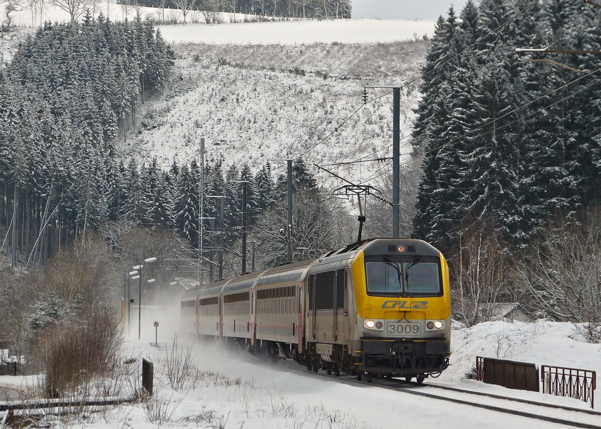 . Am 02.02.2015 zieht die 3009 den IC 113 Luxembourg - Liers durch die nicht mehr existierende Haltestelle Maulusm�hle dem Bahnhof von Troisvierges entgegen. (Hans)