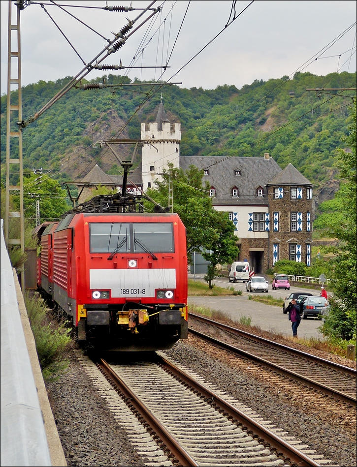. Auf der anderen Seite vom Parkplatz in Gondorf erwies sich das Fotografieren der Z�ge als ziemlich schwierig. Zwei Loks der BR 189 ziehen einen Erzzug �ber der Moselstrecke am Schloss Gondorf vorbei in der N�he von Kobern-Gondorf. Man beachte auch das Beiwerk auf dem Parkplatz und f�r Kiki gab es auch noch etwas auf dem Bild zu entdecken: Einen rosa Smart! ;-) 20.06.2014 (Hans)
