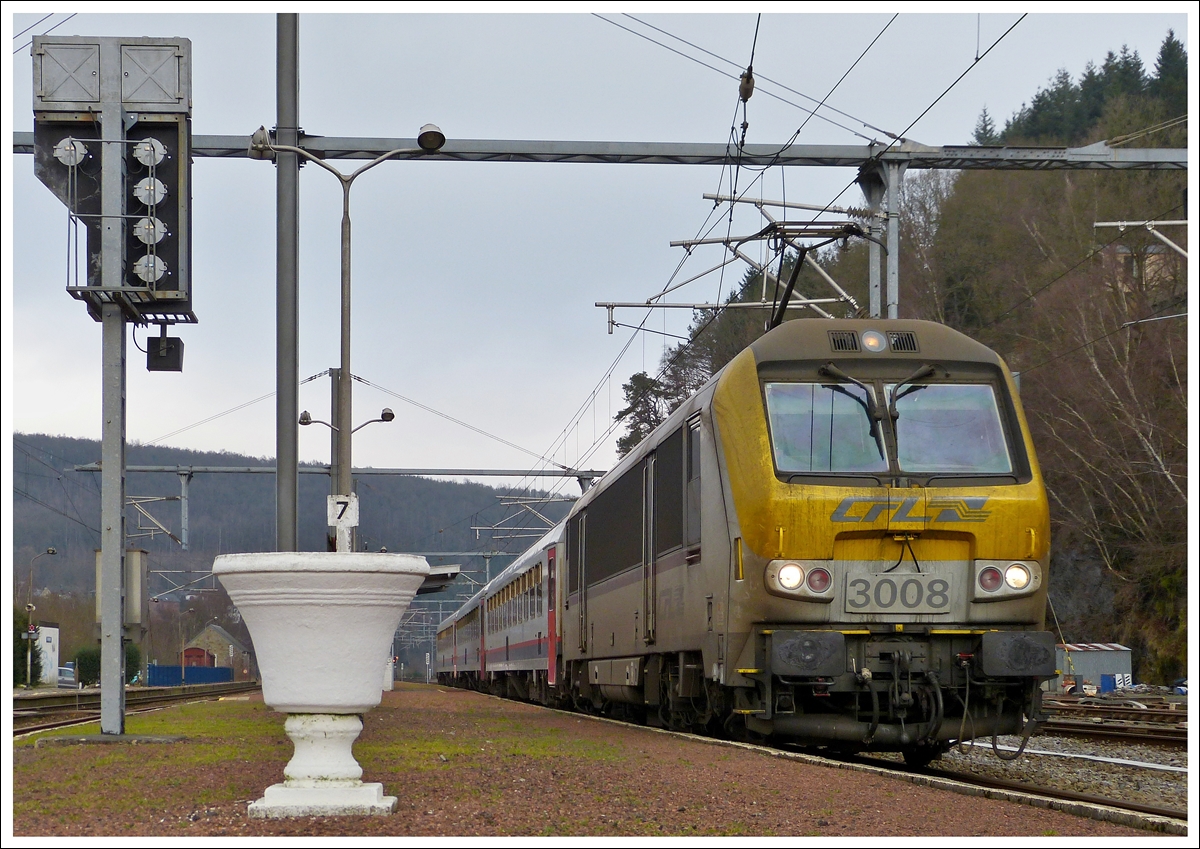 . Ausflug nach Belgien - Wegen Bauarbeiten auf der Ligne 42 zwischen Trois-Ponts und Rivage fuhren heute die IR Luxembourg - Liers nur bis nach Trois-Ponts und von dort wieder zur�ck nach Luxemburg.

Als krasser Unterschied zur sauberen 3004, posierte die 3008 als Schmutzfink nach dem Umsetzen vor dem IR 117 Trois-Ponts - Luxembourg am Bahnsteig in Trois-Ponts. 19.01.2014 (Jeanny)
