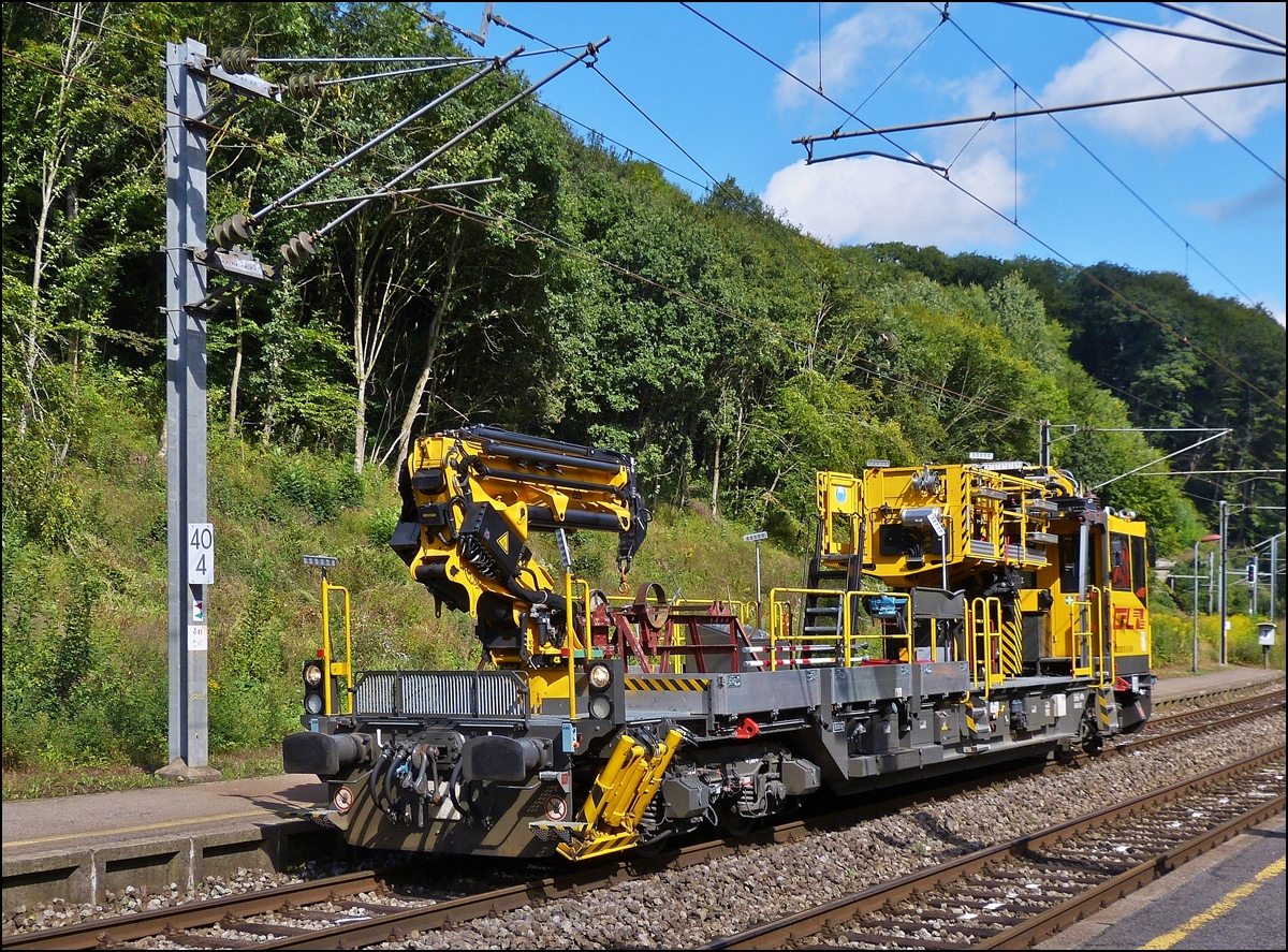. Bedingt durch Bauarbeiten auf der luxemburgischen Nordstrecke zwischen Mersch und Ettelbr�ck, stand am 09.09.2013 der CFL IF ROBEL IIF 781 (9982 9236 781-5L-CFLIF) im Bahnhof von Cruchten. (Hans)