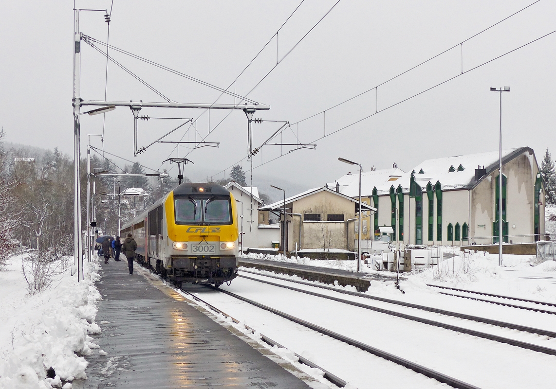 . Der erste Schnee 2014 - Die 3002 zieht am 27.12.2014 den IC 110 Liers - Luxembourg mit einer 5 min�tigen Versp�tung in den Bahnhof von Wilwerwiltz und nahm auch die Fahrg�ste des RE 3836 mit. (Jeanny)

Die ehemaligen IR Luxembourg - Liers - Luxembourg fahren seit dem Fahrplanwechsel als IC, sodass doch noch IC in Luxemburg verkehren. ;-)