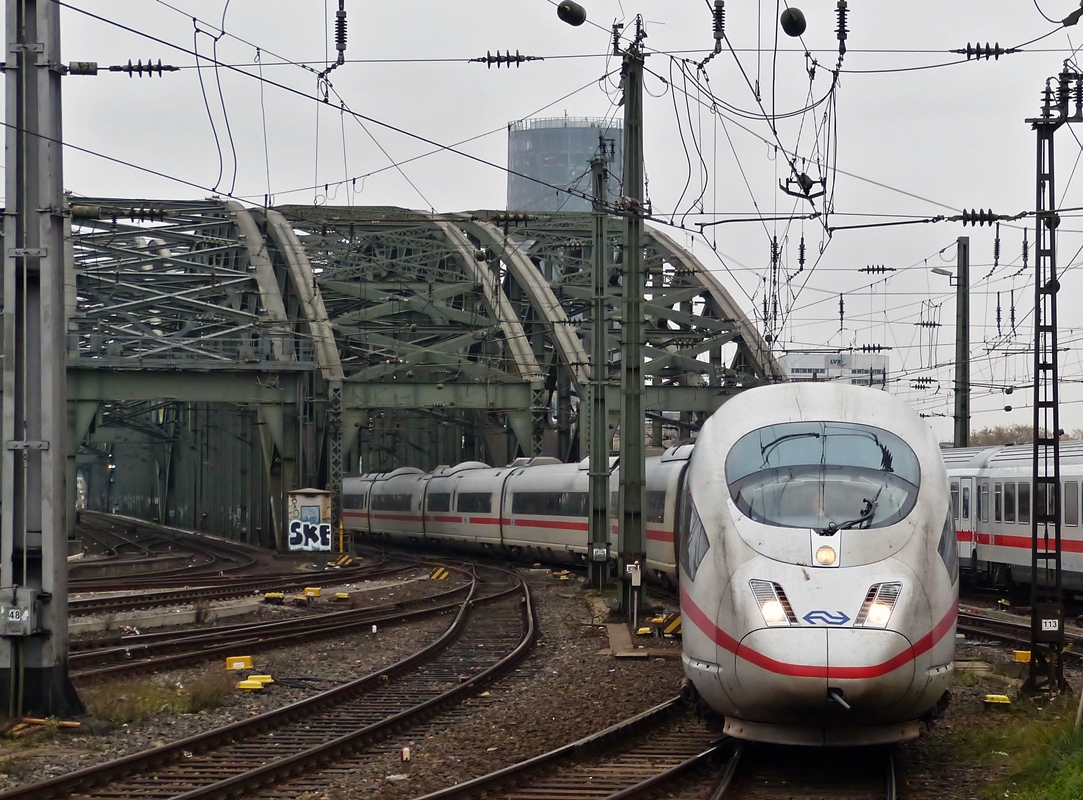 . Der NS ICE 3 M N� 4653 f�hrt am 20.11.2014 in den Hauptbahnhof von K�ln ein. (Hans)