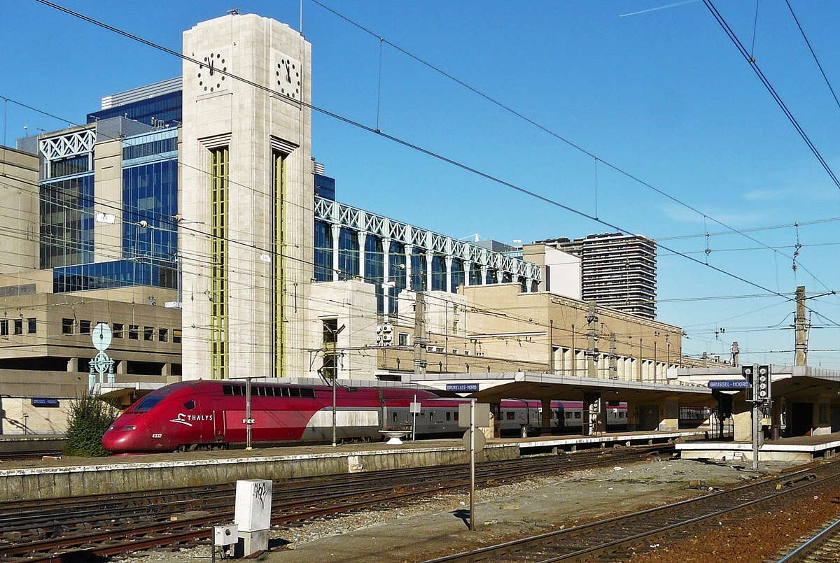 . Der PBKA Thalys 4332 posierte am 17.02.2008 vor dem imposanten Geb�ude des Bahnhofs Bruxelles Nord. (Jeanny)