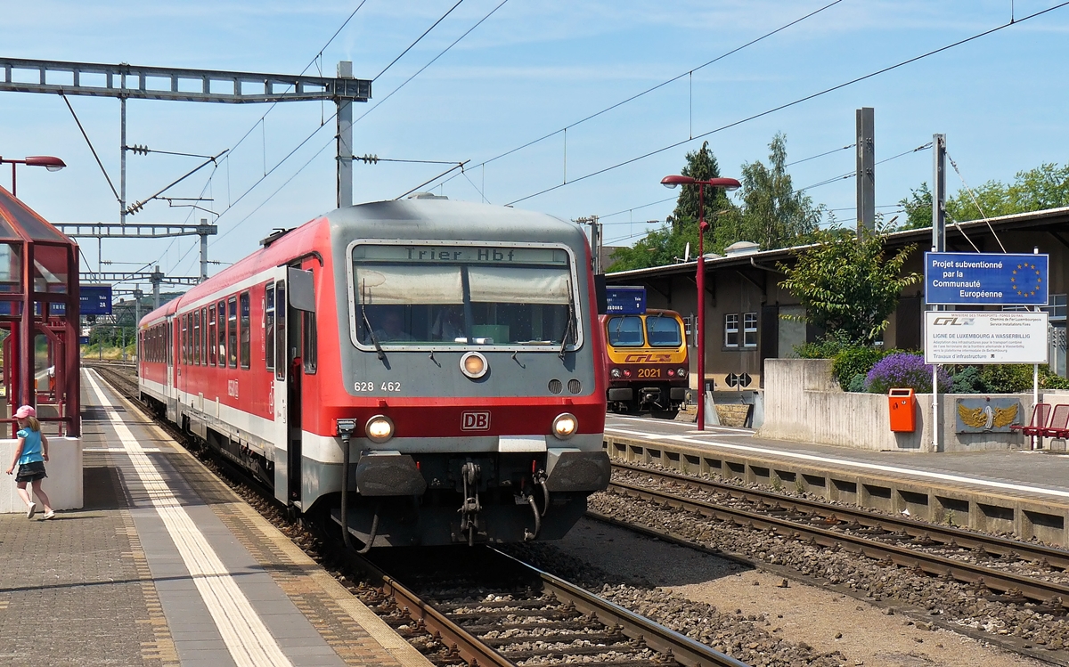 . Der Triebzug 628 462 der DB Regio hatte uns am 27.06.2010 von Luxemburg-Stadt nach Wassebillig gebracht. Links im Bild freute jemand sich riesig �ber die Fahrt mit ihren  Wackelzuch . ;-) (Hans)
