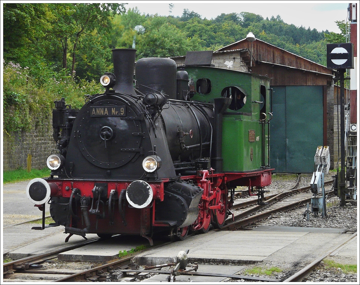 . Die AMTF Dampflok Anna N� 9 am 17.08.2008 in Fon de Gras. (Jeanny)

Die Lokomotive Anna N� 9, ist eine Lok des Typs Crefeld/C, Hohenzollern 2227, sie wurde im Jahre 1908 gebaut. Sie kam 1985 zum Museumsverein Train 1900 und ist ein Geschenk des Eschweiler Bergwerks-Vereins (EBV).