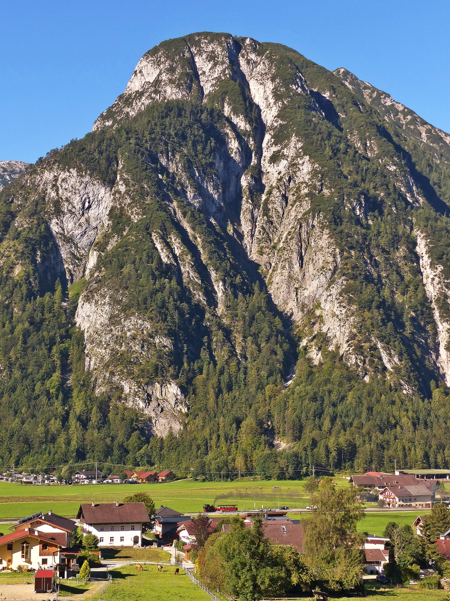. Die Aussicht von unserem Hotelzimmer in Maurach - Am Morgen des 25.08.2016 hat der Dampfzug der Achenseebahn die Haltestelle Maurach Seespitz verlassen und f�hrt der Dorfmitte von Maurach entgegen, um sich dann sp�ter auf die spektakul�re Abfahrt nach Jenbach zu begeben. (Jeanny)