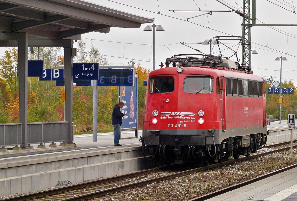 . Die B�gelfalte 110 491-8 der BahnTouristikExpress GmbH stand am 09.10.2015 in Murnau am Bahnsteig. (Hans)