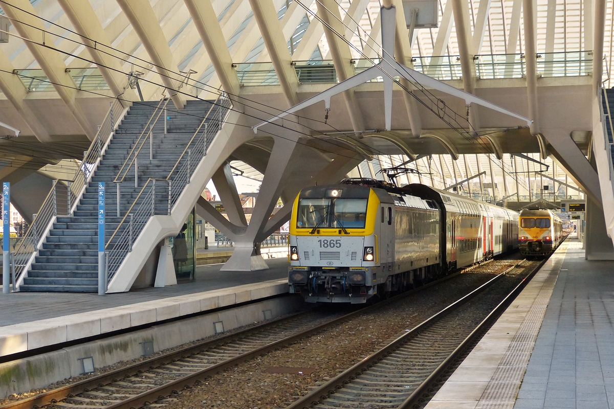 . Die HLE 1865 mit M 6 Wagen verl�sst am 18.10.2014 als IC 1737 nach Landen den Bahnhof Li�ge Guillemins, w�hrend rechts der Break AM 80 345 auf die Abfahrt nach Maastricht wartet. (Hans)