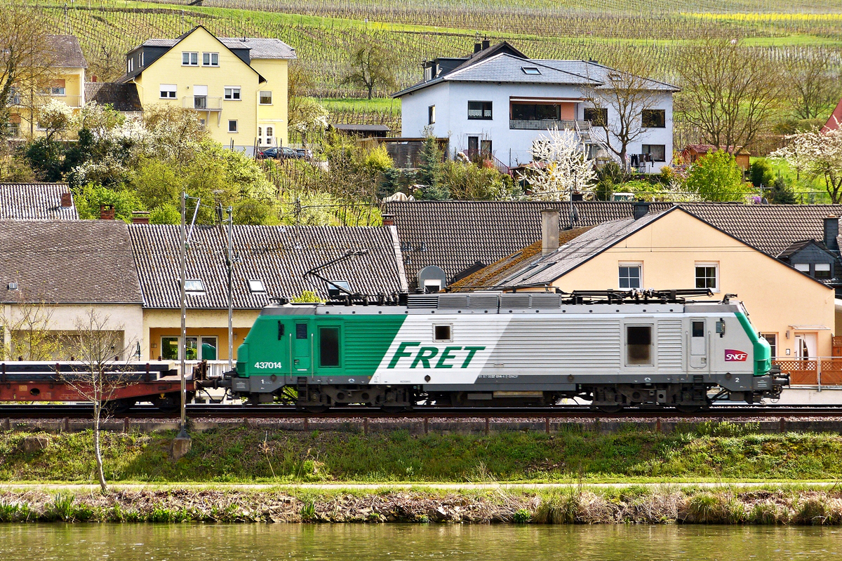 . Die Nummer des Fretchens wird nachgereicht - Die SNCF FRET BB (4) 37014 (91 87 0037 014-4 F SNCF) durchf�hrt mit einem G�terzug den Moselort Nittel (D) an der Obermoselstrecke in Richtung Thionville (F). Das Bild entstand am 17.04.2016 in der N�he von Machtum (L). (Hans) 