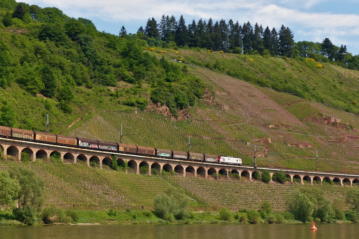 . Die Prima E 37518 (91 87 0037 518-4 F-ITL) zieht am 13.05.2015 einen G�terzug �ber den Hangviadukt in der N�he von P�nderich. (Jeanny)