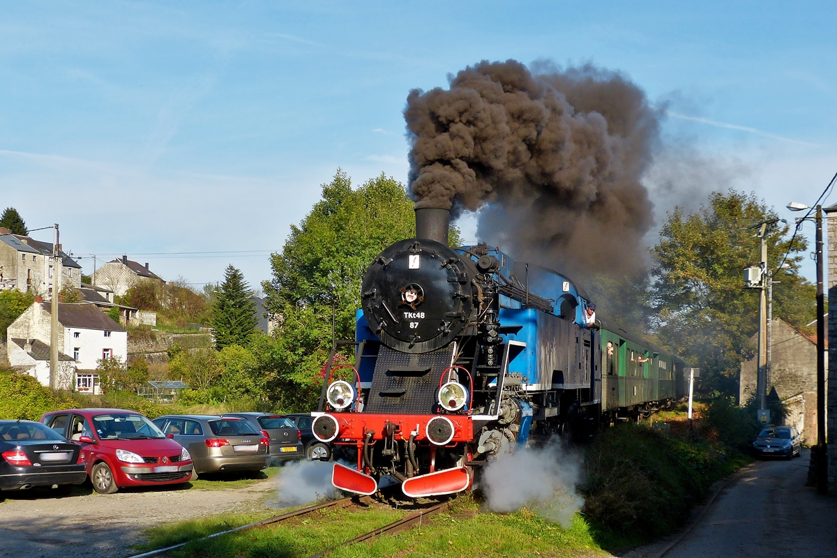 . Die sch�ne Polin Tkt 48-87 der Museumsbahn CFV3V (Chemin de Fer � Vapeur des 3 Vall�es) erreicht am 28.09.2014 den Bahnhof von Vierves-sur-Viroin auf ihrer Fahrt von Treignes nach Mariembourg. (Hans)