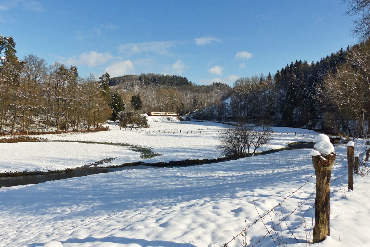 . Die Sonne lockte uns heute wieder an die Bahnstrecke und so konnte das Br�ckenmotiv in der N�he von Maulusm�hle bei blauem Himmel abgelichtet werden. Der Z 2013 als RE 3737 Troisvierges - Luxembourg f�hrt am 04.02.2015 �ber die Woltz Br�cke zwischen Sassel und Maulusm�hle. (Jeanny)
