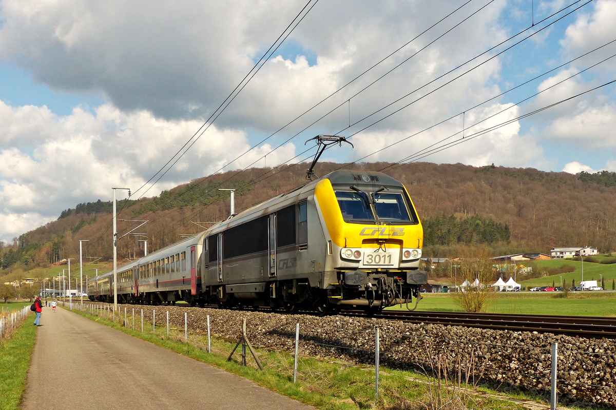. Die Sonne lockte uns am 26.02.2016 an die Bahnstrecke zwischen Lintgen und Mersch. P�nktlich fuhr die 3011 mit dem IC 110 Liers - Luxembourg am Haken an den Fotografen in der N�he von Lintgen vorbei. (Jeanny)
