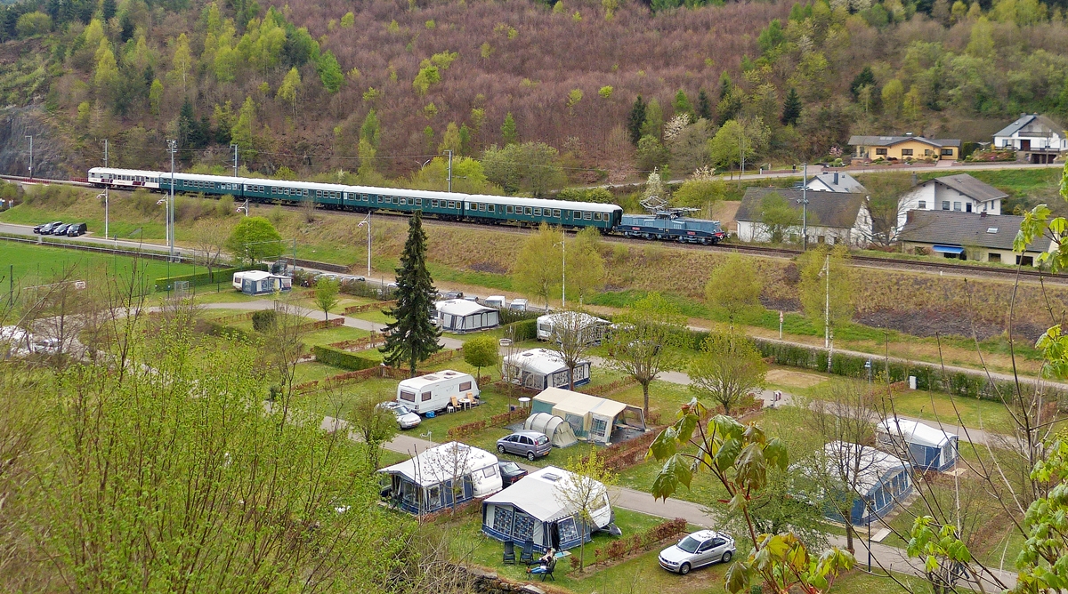. Die Spannung stieg und die Fotowolke verdunkelte zusehends die vorher sonnenbeschienene Fotostelle, als um 13.25 Uhr der Sonderzug in Clervaux einfuhr. 

W�hrend sich die Campingg�ste an der vorbeiflie�enden Clerf erfreuten, zog die sch�ne BB 3608 ihren Zug, bestehend aus 4 gr�nen Wegmann und dem Rendez-vous Wagen, an den ersten H�usern von Clervaux vorbei. (Jeanny) 