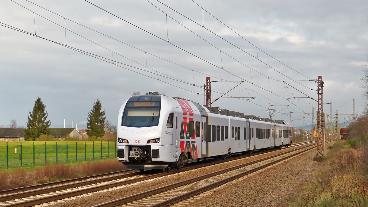 . Ein S�WEX der DB Regio verkehrt am 20.12.2014 als RE 1 Koblenz Hbf - Mannheim Hbf auf der Saarstrecke (KBS 685) und konnte in der N�he vom Kraftwerk in Ensdorf bildlich festgehalten werden. (Hans)