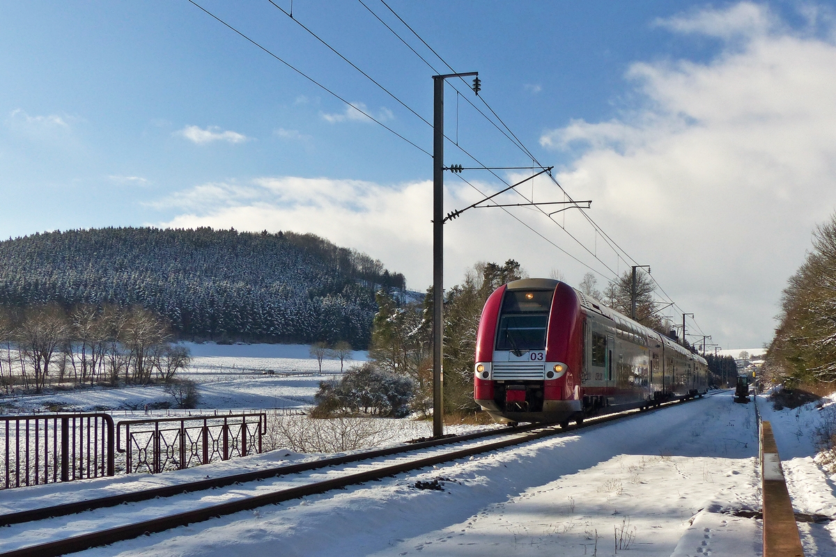 . Eine Computermaus hatte ich noch nicht an dieser Stelle und so war mein Gl�ck heute doppelt gro�, als der Z 2203 als RE 3839 Troisvierges - Luxembourg bei sch�nstem Sonnenschein in der N�he von Maulusm�hle an mir vorbeifuhr. 04.02.2015 (Jeanny)
