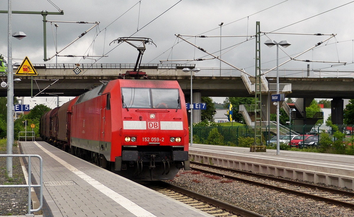 . Erwischt - Ein G�terzug, gezogen von der 152 059-2, durchf�hrt den Bahnhof von Wetzlar am 27.05.2014. (Jeanny)