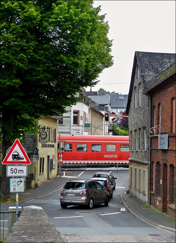 . Es geht eng zu in Runkel - Ein DB RegioSwinger (BR 612) durchf�hrt das St�dchen Runkel, so gesehen am 26.05.2014 in wertvoller Zusammenarbeit mit Margaretha. (Jeanny)