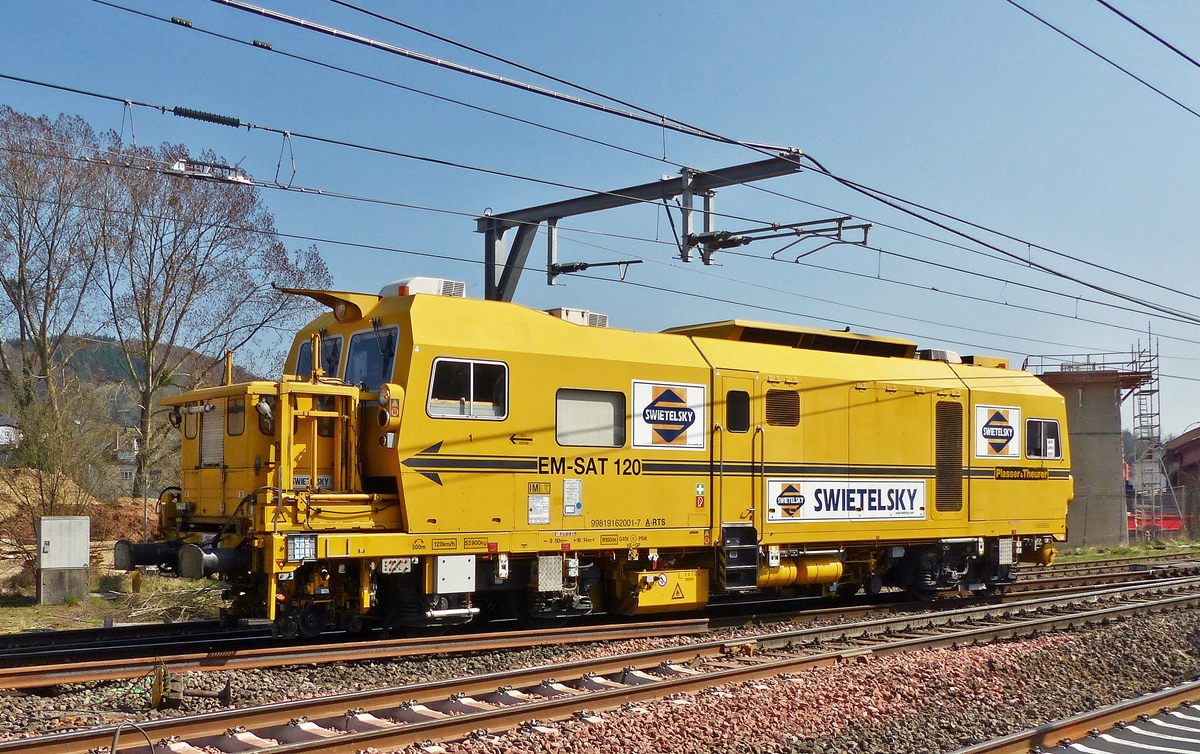. Gleisbauarbeiten an der Nordstrecke - Der Gleisvormesstriebwagen EM-SAT 120 (A-RTS 99 81 9162 001-7) der Firma Swietelsky f�hrt am 09.04.2015 in den Bahnhof von Mersch ein. (Jeanny)