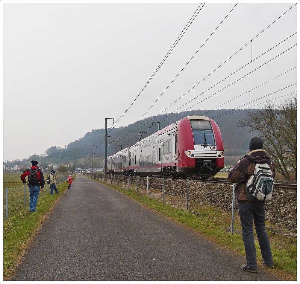 . Jahresr�ckblick 2013 - Im noch bitterkalten April besuchten wir mit unseren G�sten die Bahnstrecke zwischen Lintgen und Mersch und konnten die Computermaus Z 2204 kurz vor Lintgen fotografieren. 08.04.2013 (Jeanny)
