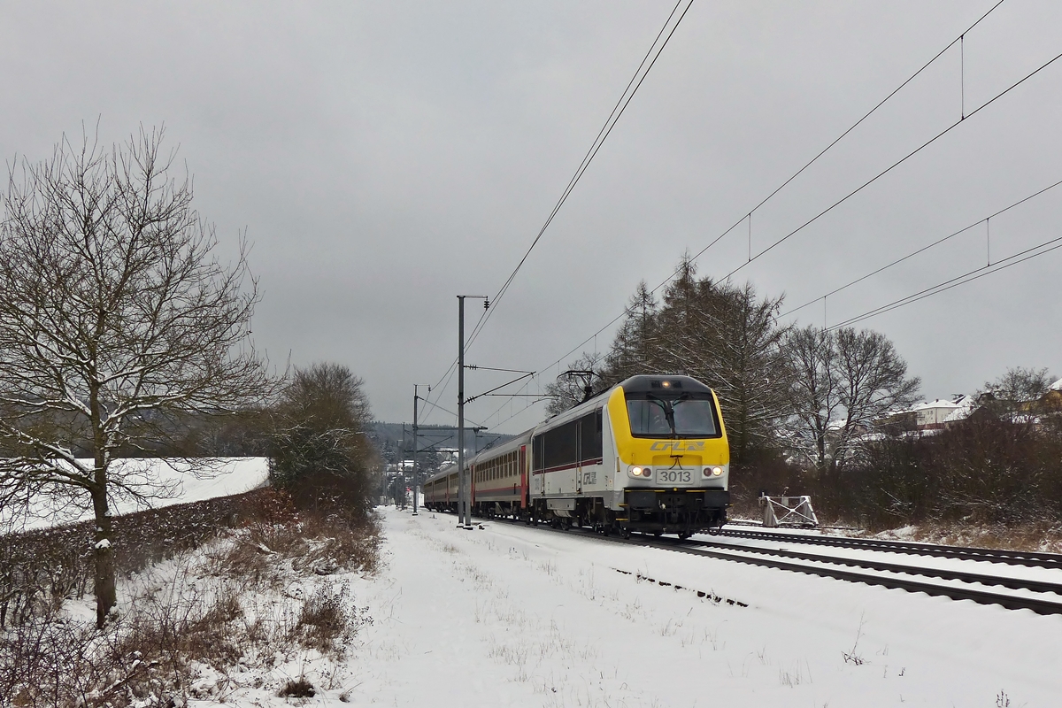 . Kontrastprogramm in Wilwerwiltz - Der IC 114 Liers - Luxembourg, gezogen von der extrem sauberen 3013, verl�sst am 24.01.2015 den Bahnhof von Wilwerwiltz in Richtung Kautenbach. (Jeanny)