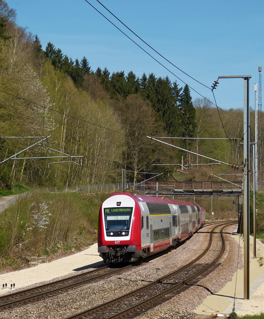. Kurvenreiche Nordstrecke - In der N�he von Cruchten verl�uft die Nordstrecke sehr kurvenreich und dank dieses Gleisbogens gelang es mir den ganzen Zug zu fotografieren. Der RE 3735 Troisvierges - Luxembourg hat am 21.04.2015 den Bahnhof von Cruchten ohne Halt durfahren und f�hrt nun dem Bahnhof von Mersch entgegen. (Hans)