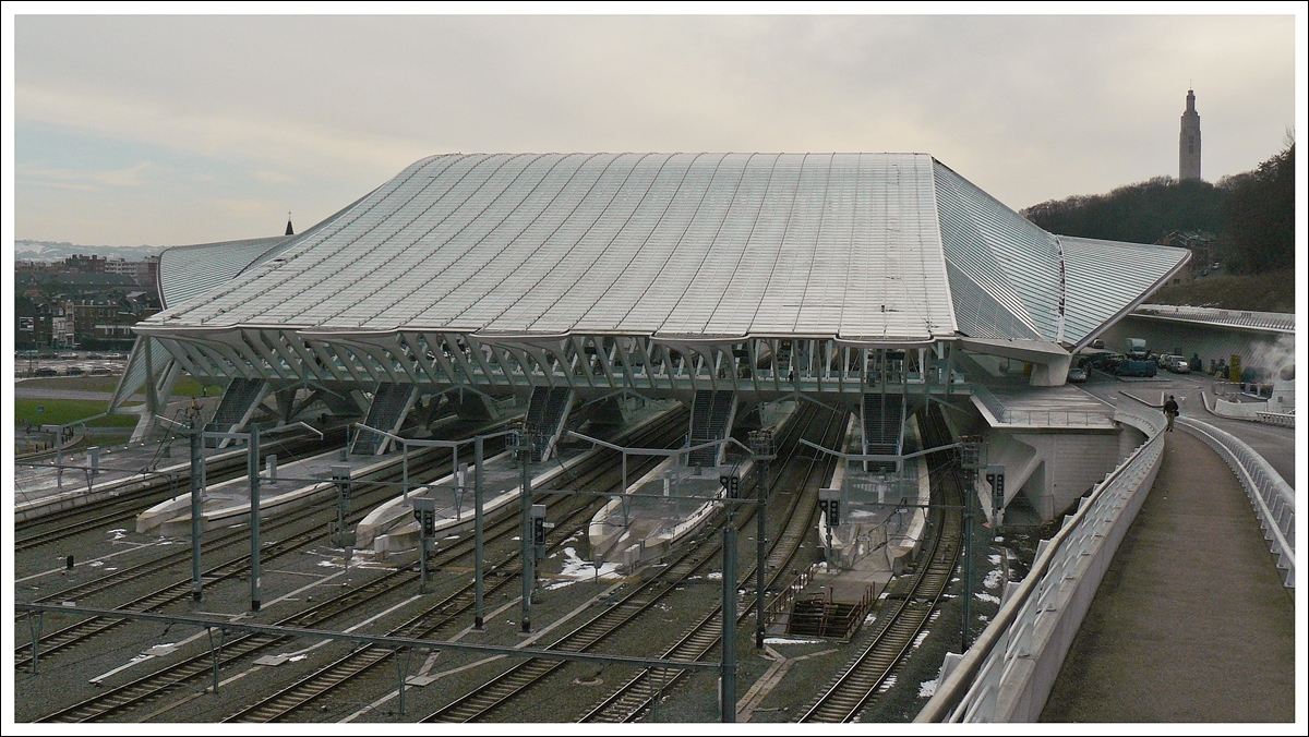 . Leider im Gegenlicht pr�sentierte sich am Morgen des 16.01.2010 die futuristische Kontruktion des Bahnhofs Li�ge Guillemins dem Fotografen von der Avenue de l'Observatoire aus. (Hans)