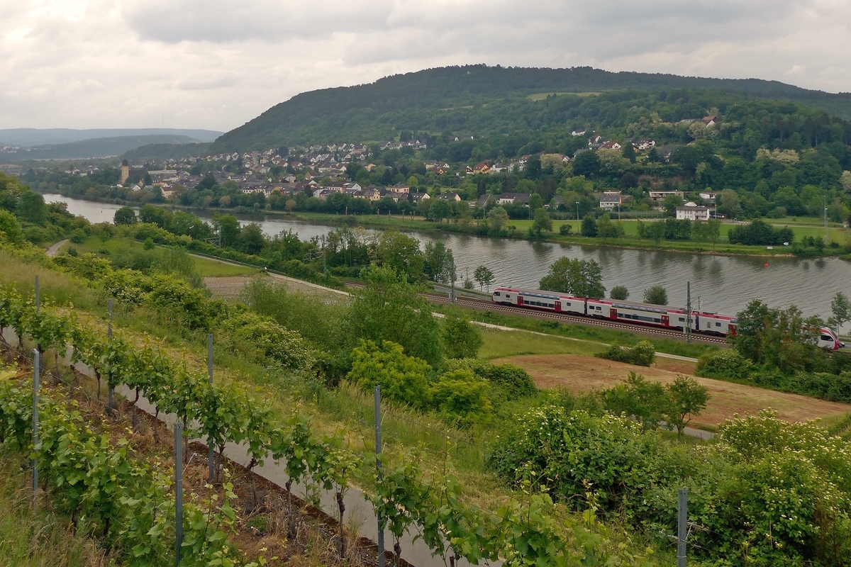 . Pfingsten an der Mosel - Dunkle Wolken begleiteten den CFL KISS auf seiner Reise von Luxembourg nach Koblenz, als er am 20.05.2018 zwischen Wasserbilligerbr�ck und Igel am Moselufer entlang fuhr. (Jeanny)