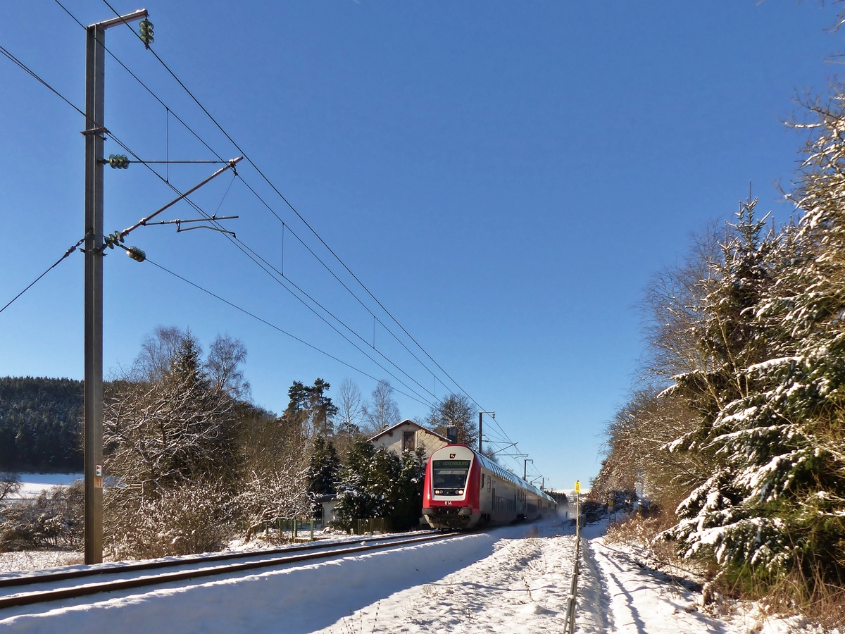 . Pr�chtiges Winterwetter - Obwohl Weihnachten schon vorbei ist, so kam doch noch ein bisschen Weihnachtsstimmung auf beim Anblick der verschneiten Landschaft und dem blauen Himmel, als der CFL Wendezug, Steuerwagen voraus, als RE 3787 Troisvierges - Luxembourg am 28.12.2014 zwischen Troisvierges und Maulusm�hle �ber die Nordstrecke brauste. Schublok war die CFL Cargo 4012. (Jeanny)


