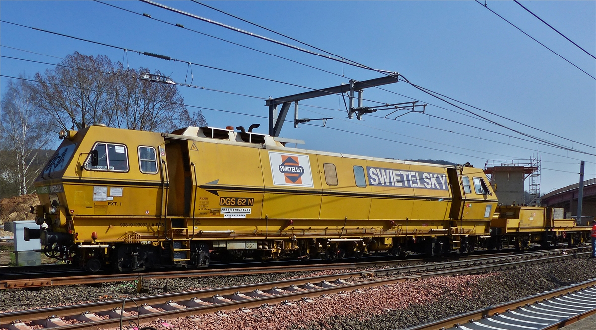 . Schweres Nebenfahrzeug Art: Dynamische Gleisstabilisator DGS 62 N; Nr. A – RTS 99 81 9123 003-1; zum Stabilisieren und Verdichten des Schotterbettes, aufgenommen im Bahnhof Mersch am  09.04.2015.