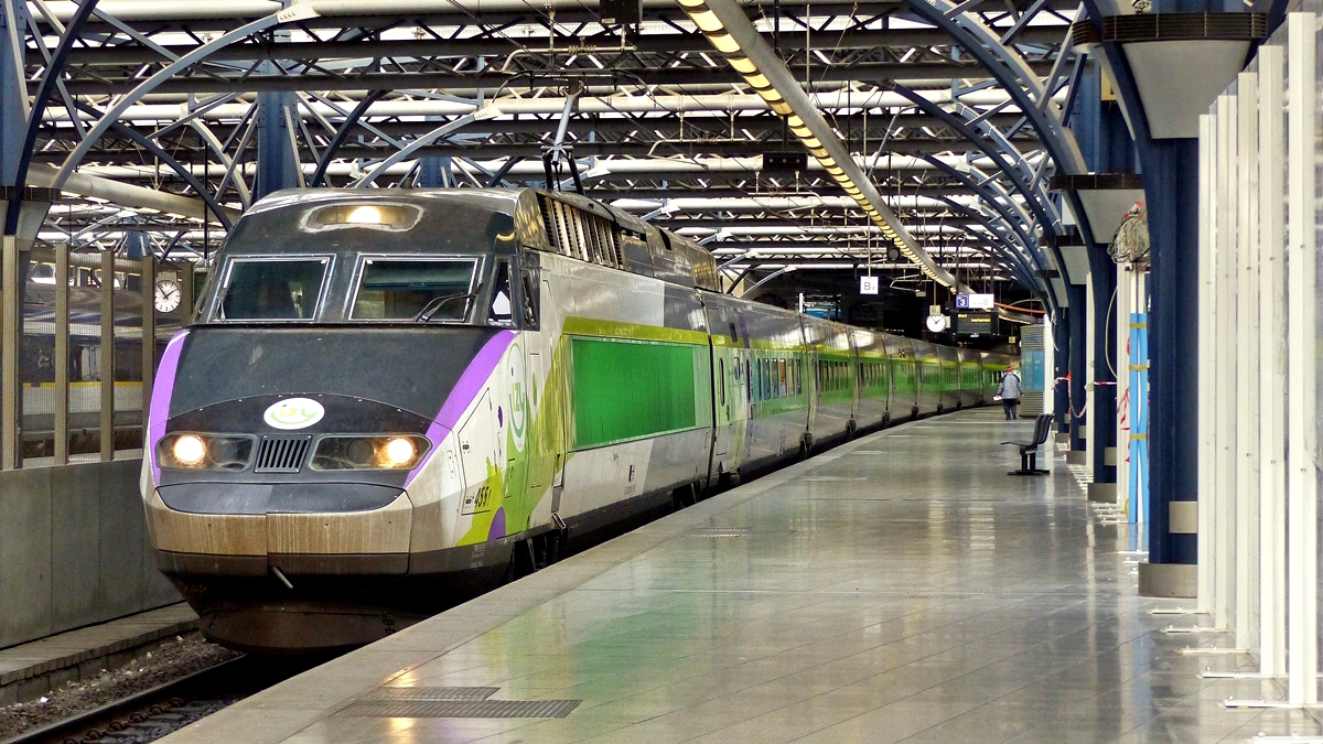 . Seit dem 3. April 2016 bietet Thalys unter der Marke izy ein an die franz�sische Marke Ouigo angelehntes Billigangebot auf der Strecke Paris–Br�ssel an. Es werden t�glich zwei beziehungsweise drei (freitags und sonntags) Zugpaare angeboten. Tickets sind ausschlie�lich online verf�gbar. Die Preise liegen bei 10 Euro f�r einen Stehplatz, ab 15 Euro f�r einen Klappsitz, ab 19 Euro f�r einen Standard-Sitzplatz bzw. ab 29 Euro f�r einen komfortablen  XL -Sitzplatz. Um Kosten zu sparen, verkehren die Z�ge in Frankreich nicht �ber die Hochgeschwindigkeitsstrecken, sondern �ber die Altstrecken. Die Fahrzeiten liegen bei 2:10 bis 2:30 Stunden.

Am 18.11.2017 stand der Thalys (TGVR 455) der Billigmarke izy im Bahnhof Bruxelles Midi am Bahnsteig. (Jeanny)